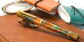 nahvalur_voyage_summer_fountain_pen_on_turtle_pen_rest