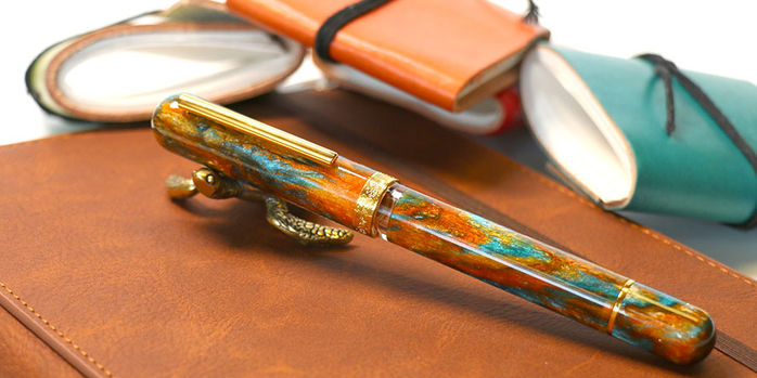 nahvalur_voyage_summer_fountain_pen_on_turtle_pen_rest