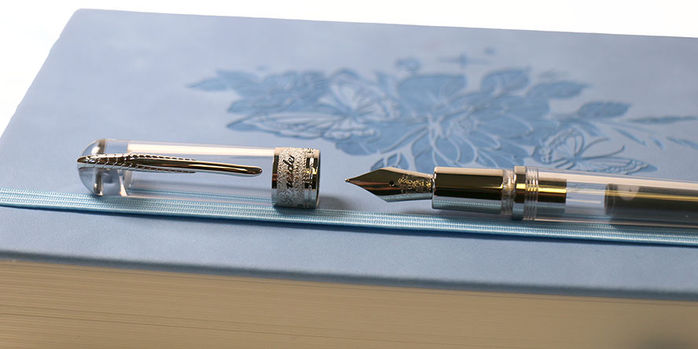 pineider_avatar_ur_mini_fountain_pen_lux_uncapped