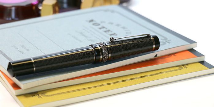 maiora_dedalo_limited_edition_fountain_pens_on_notebooks