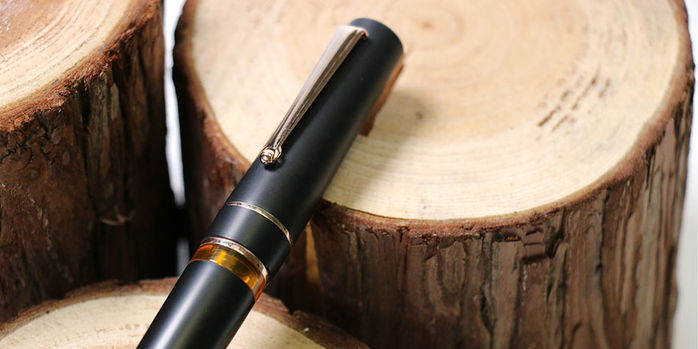 delta_duna_matte_black_fountain_pen_capped