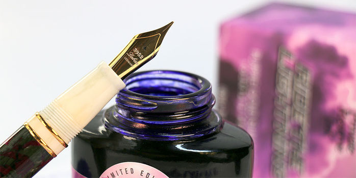 laban_325_damask_celluloid_fountain_pen_nib_resting_on_private_reserve_ink