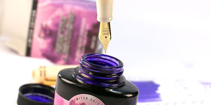 laban_325_damask_celluloid_fountain_pen_over_ink_bottle