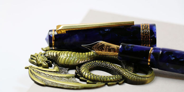 laban_rosa_deep_ocean_fountain_pen_uncapped_on_morningstar_tail_dragon_page_holder