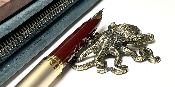 sassy_brassy_octopus_pen_rest_with_pen