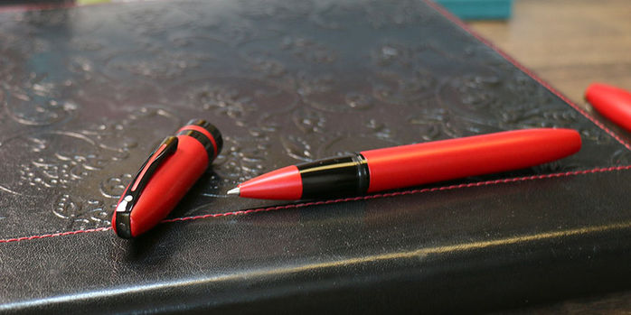 sheaffer_icon_rollerball_metallic_red_uncapped