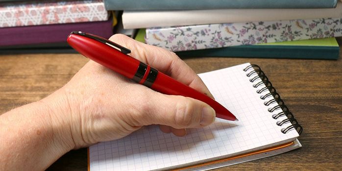 sheaffer_icon_ballpoint_pen_metallic_red_in_hand
