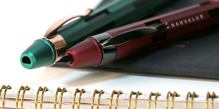 nahvalur_eclipse_ruby_and_emerald_fountain_pens_one_nib_out