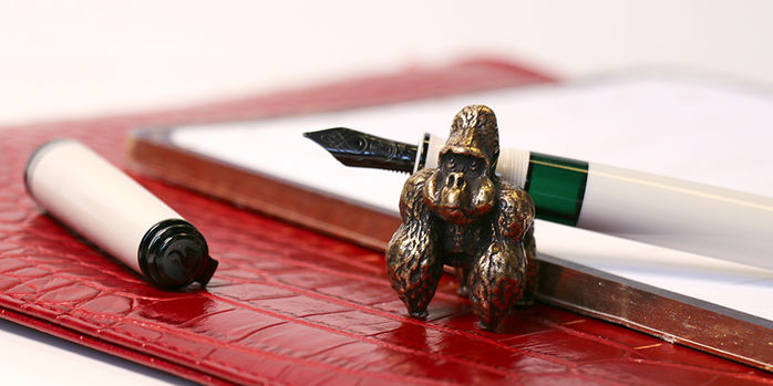 pelikan_souveran_670_warm_grey_special_edition_fountain_pen_uncapped