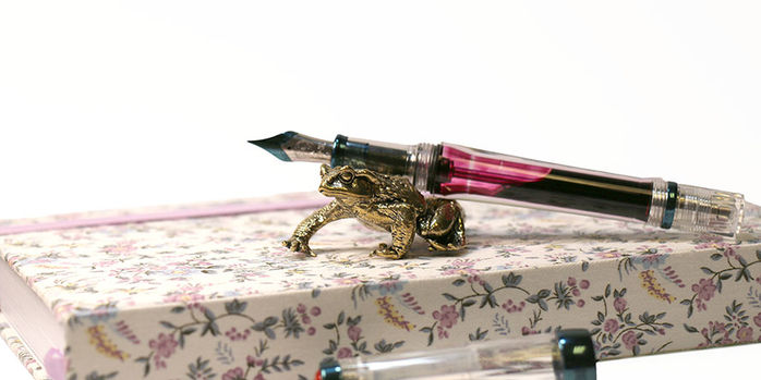pen_chalet_sassy_brassy_frog_pen_rest