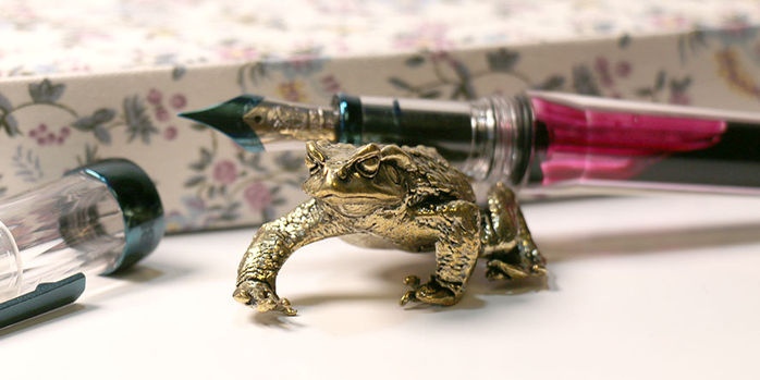 pen_chalet_sassy_brassy_frog_pen_rest_up_close
