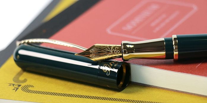 pineider_avatar_ur_anniversary_fountain_pen_uncapped_up_close