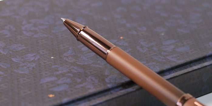 sheaffer_100_coffee_edition_rollerball_pen_leaning