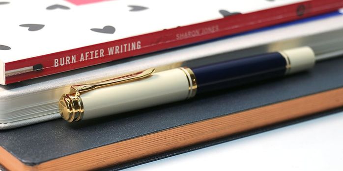 pelikan_special_edition_souveran_800_cream_blue_fountain_pen_capped