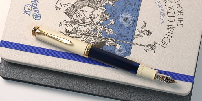 pelikan_special_edition_souveran_800_cream_blue_fountain_pen_posted