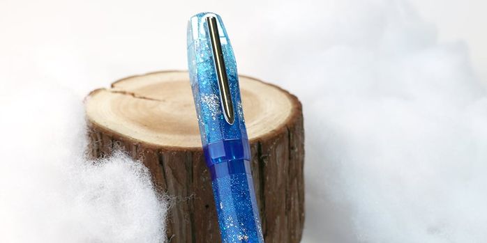 benu_le_christmas_astrogem_fountain_pen_capped_on_wood