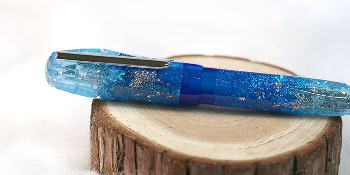 benu_le_christmas_astrogem_fountain_pen_capped_on_wood_trunk