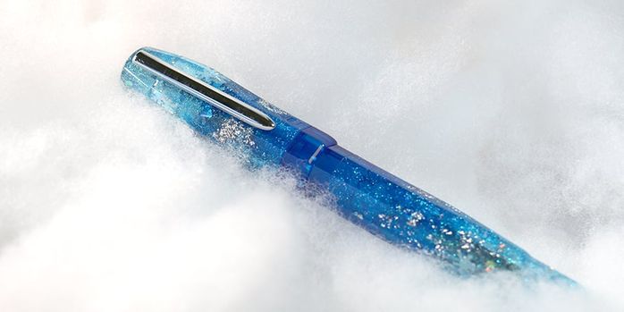 benu_le_christmas_astrogem_fountain_pens_in_snow