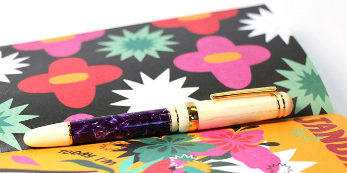 laban_325_14kt_nib_fountain_pens_capped_on_notebook