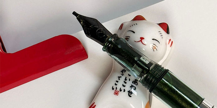 monteverde_mp1_fountain_pen_nib_on_lucky_cat_pen_rest