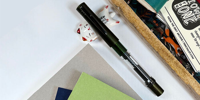 monteverde_mp1_fountain_pen_on_lucky_cat_pen_rest
