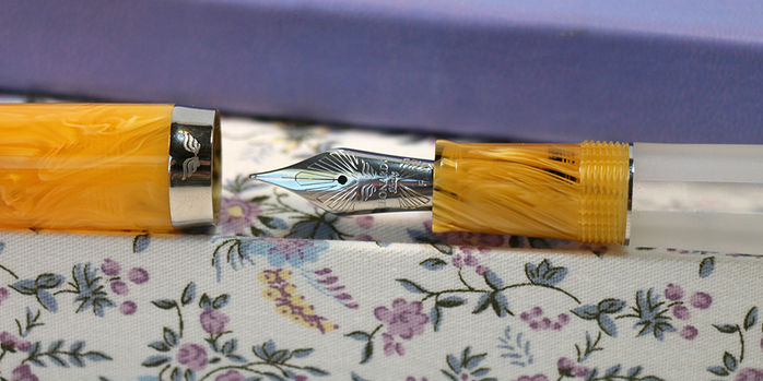 leonardo_momento_zero_magico_vista_flame_fountain_pen_nib_up_close