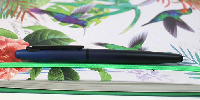 sheaffer_vfm_rollerball_pen_on_notebook