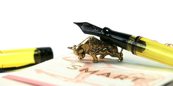 sassy_brassy_bull_pen_rest_with_pineider_avatar_ur_demo_black_edition_lemon_fountain_pen