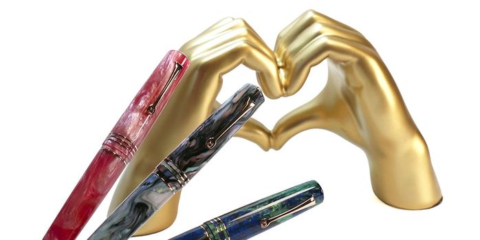 leonardo_officina_italiana_momento_zero_grande_2.0_power_of_flowers_fountain_pens_in_hand