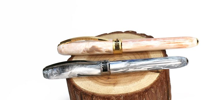 visconti_limited_edition_comedia_virgilio_and_caronte_fountain_pens_capped_on_wood