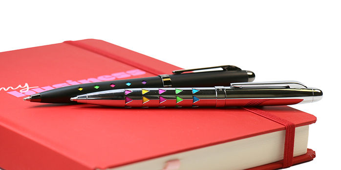 monteverde_illusia_gel_ballpoint_pens_on_red_notebook