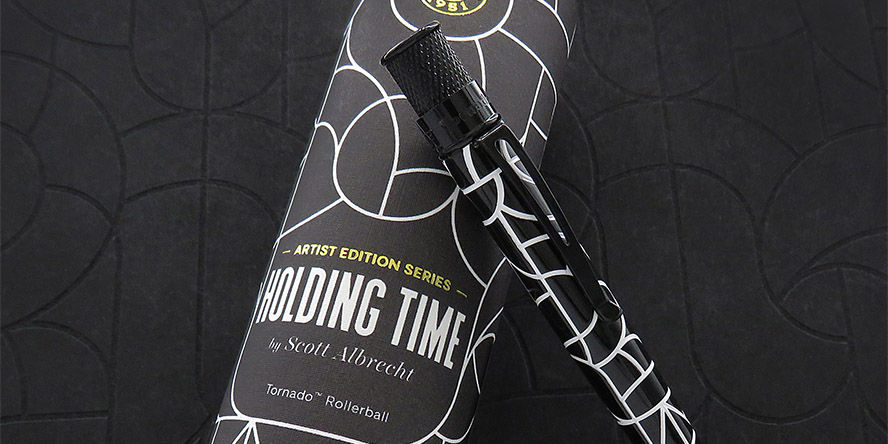 Retro 51 Tornado Penna Rollerball Glow In The Dark – Bianco Con Accenti Cromati, Punta A Twist, Ricarica Inchiostro Nero (VRR-1303GID)