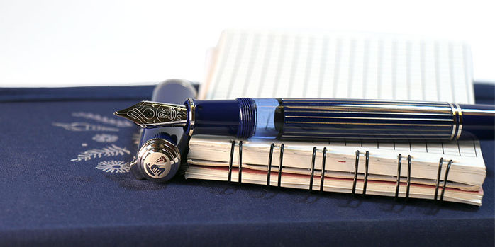pelikan_m815_special_edition_metal_blue_striped_fountain_pens_finial_and_nib