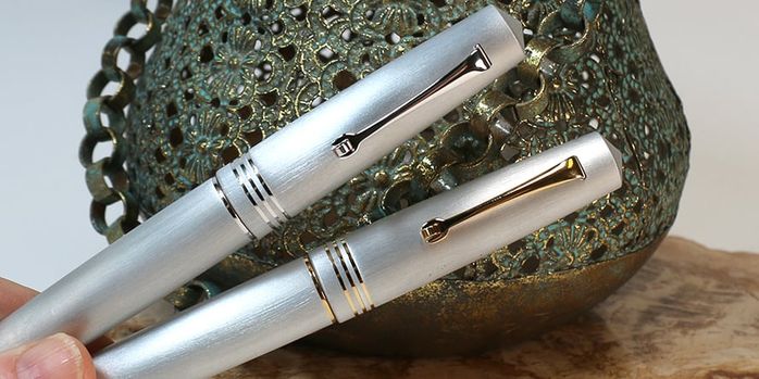 leonardo_officina_italiana_momento_zero_alumina_fountain_pens_in_hand