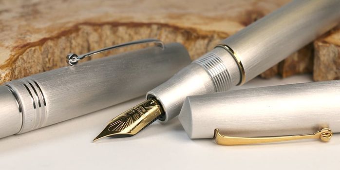 leonardo_officina_italiana_momento_zero_alumina_fountain_pens_one_uncapped