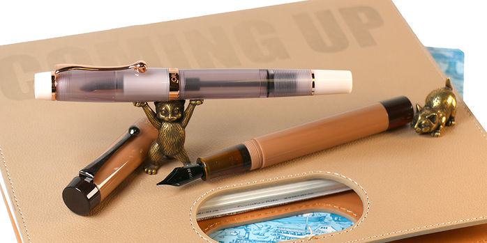 opus_88_2025_harmony_fountain_pen_with_pen_rest