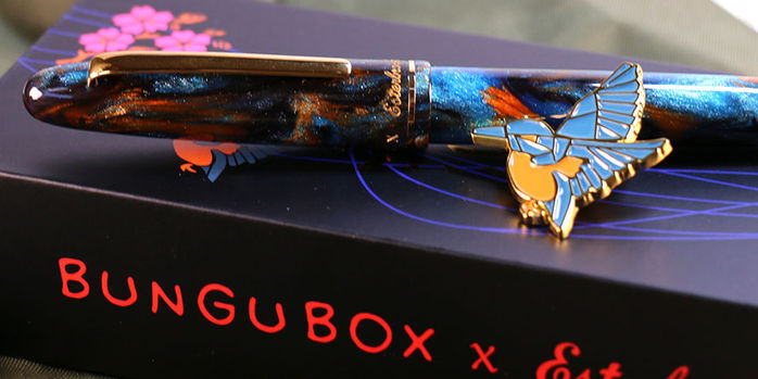 esterbrook_x_bungubox_kingfisher_estie_fountain_pen_with_lapel_pin
