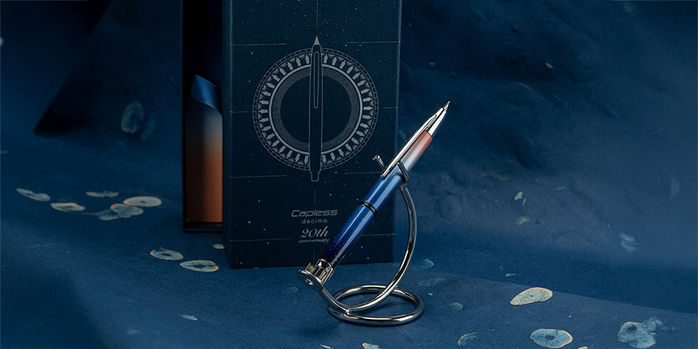 20_anniversary_decimo_pen_stand