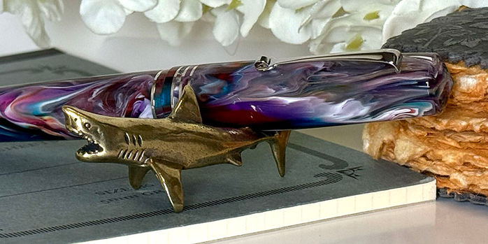 sassy_brassy_shark_pen_rest_with_leonardo_mz_grande_2.0_fountain_pen