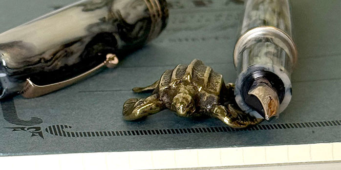 sassy_brassy_leatherback_turtle_pen_rest_with_leonardo_mz_grande_2.0_fountain_pen