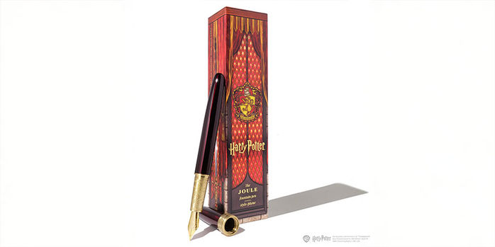 Gryffindor_pen_and_box_white_background