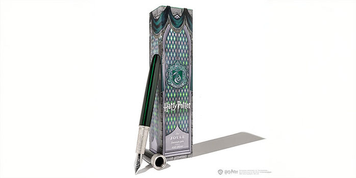 Slytherin_pen_and_box_white_background