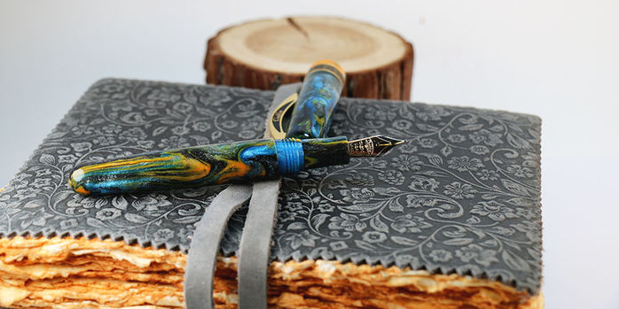 Conklin_1898_14k_Kens_Mix_on_notebook