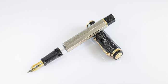 OMAS_Cobra_fountain_pen_overhead_uncapped