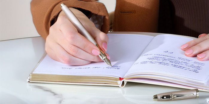 emily_in_paris_100_champagne_gold_fountain_pens_writing