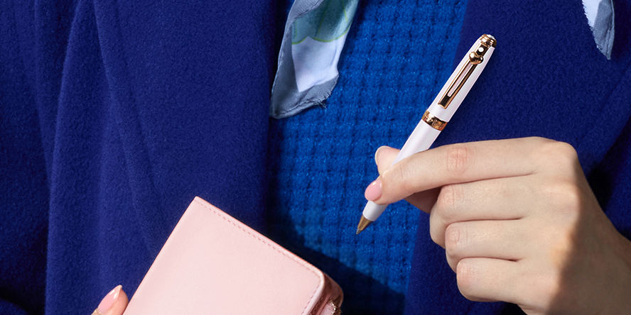 Sheaffer x Emily in Paris Prelude Mini Ballpoint Pens emily_in_paris_sheaffer_prelude_mini_ballpoint_pen_in_hand