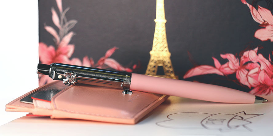 Sheaffer x Emily in Paris Gift Set Card Holder & Sentinel Ballpoint Pens sheaffer_emily_in_paris_sentinel_and_card_holder_gift_set