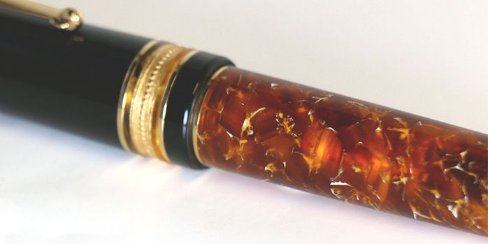 delta_dv_original_exclusive_amber_fountain_pens_resin_closeup