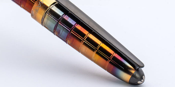 diplomat_aero_rhomb_flame_14kt_gold_nib_fountain_pen_zoom_on_cap