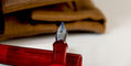 tom_hessin_exhibition_red_fountain_pen_b_nib_inked_with_platinum_pigment_blue_ink_closeup_on_the_nib